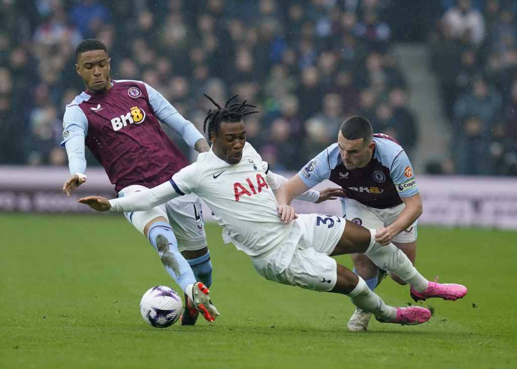 Фрагмент матча Астон Вилла — Тоттенхэм