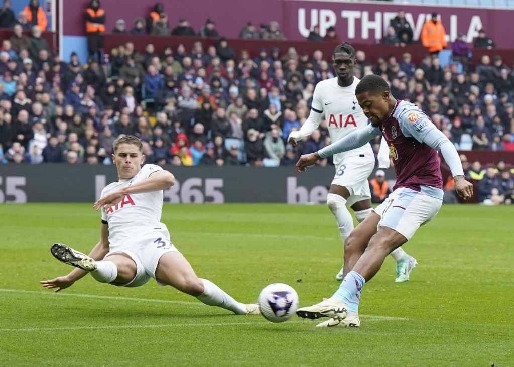 Фрагмент матча Астон Вилла — Тоттенхэм