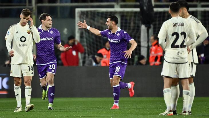 Роландо Мандрагора (в центре)