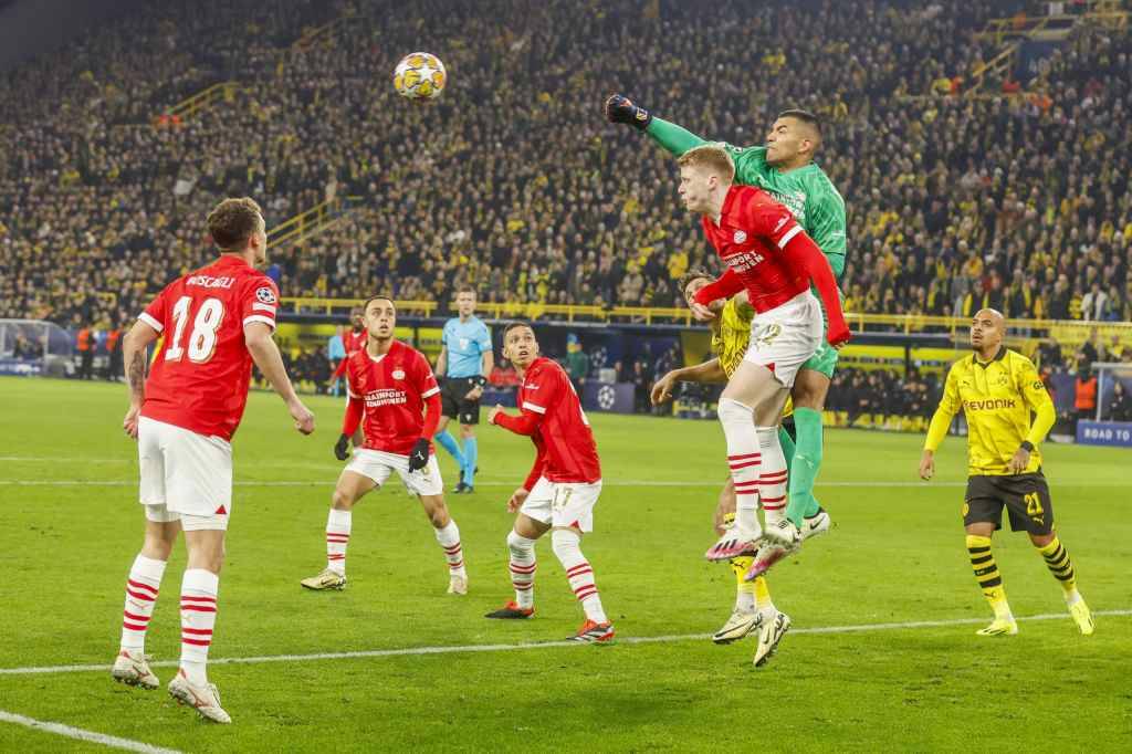 Фрагмент матча Боруссия — ПСВ