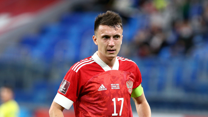 Александр Головин в футболке сборной России