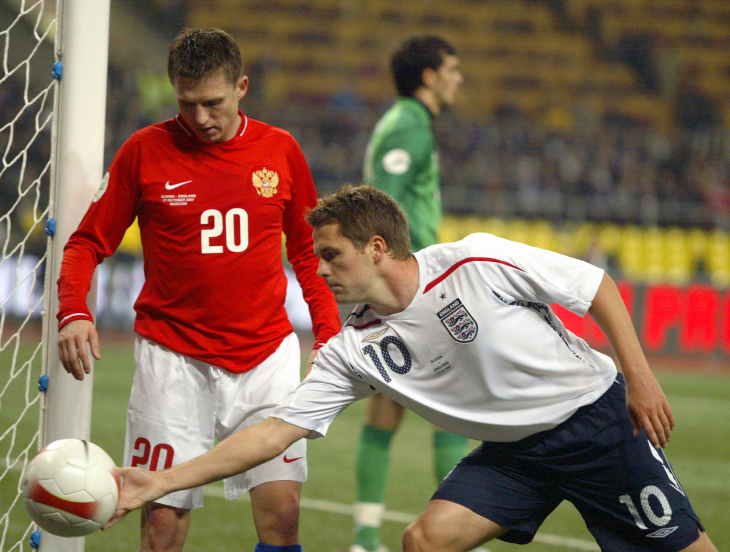 Игорь Семшов в матче со сборной Англии 