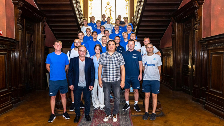 Дмитрий Радченко с игроками академии «Зенита»