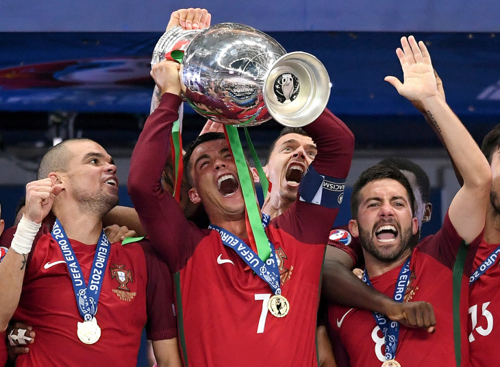 Криштиану Роналду с Кубком Европы