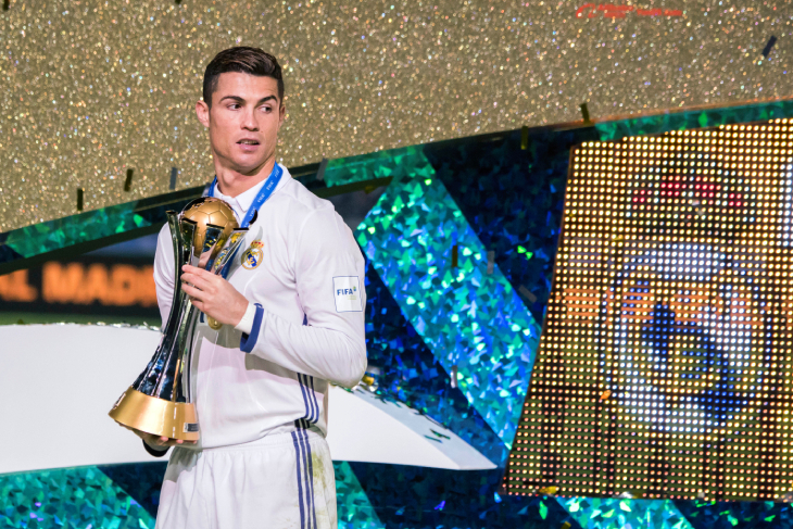 Криштиану Роналду с трофеем КЧМ