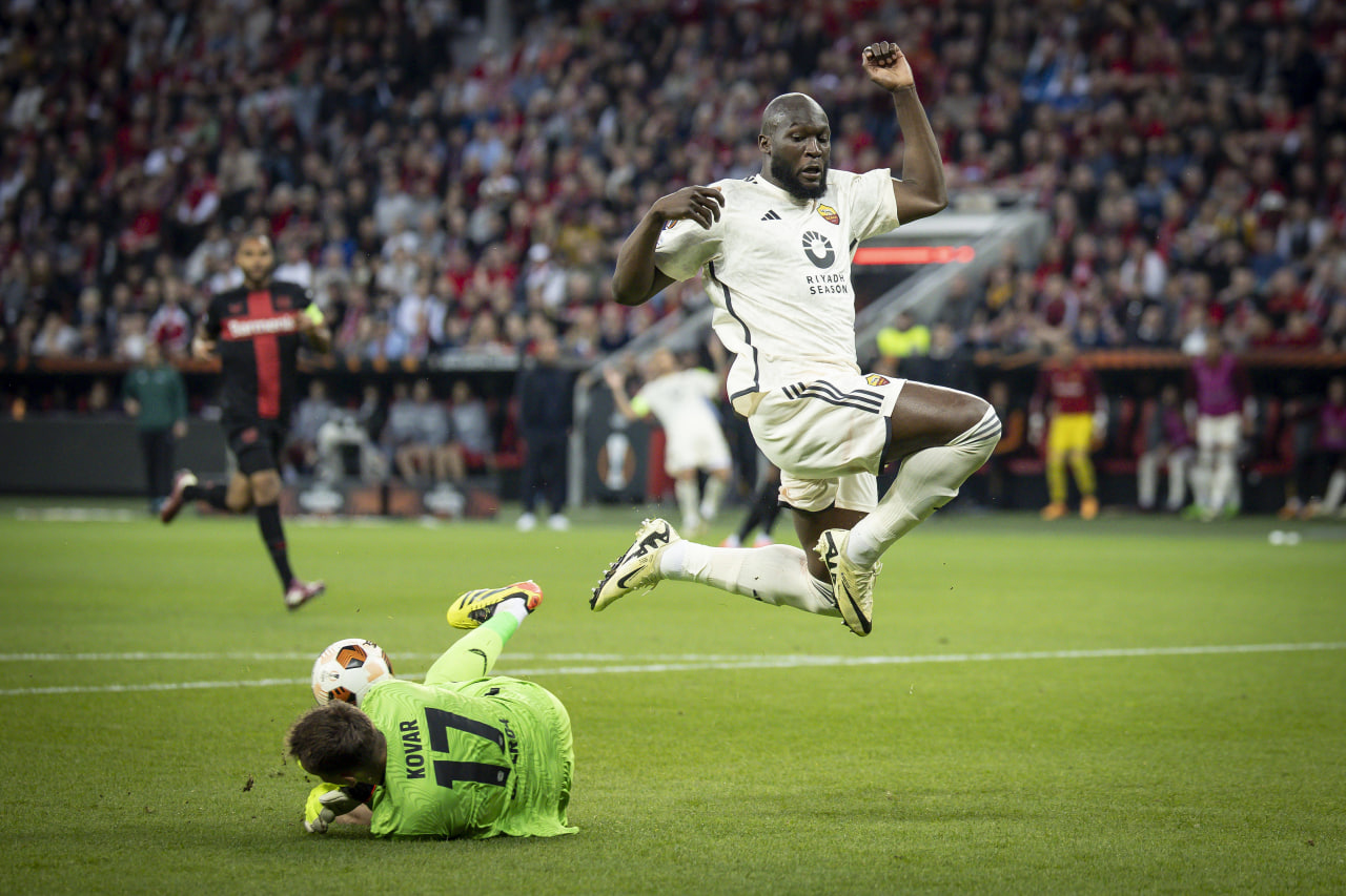 Фрагмент матча Байер — Рома