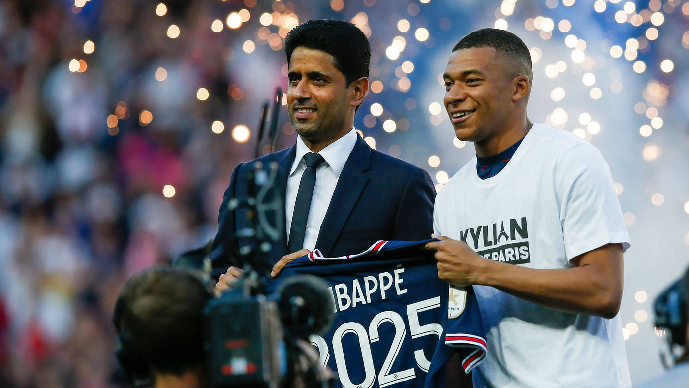 Килиан Мбаппе с президентом «ПСЖ» Нассером Аль-Хелаифи