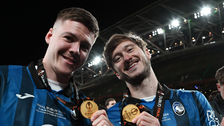 Алексей Миранчук c медалью (справа)