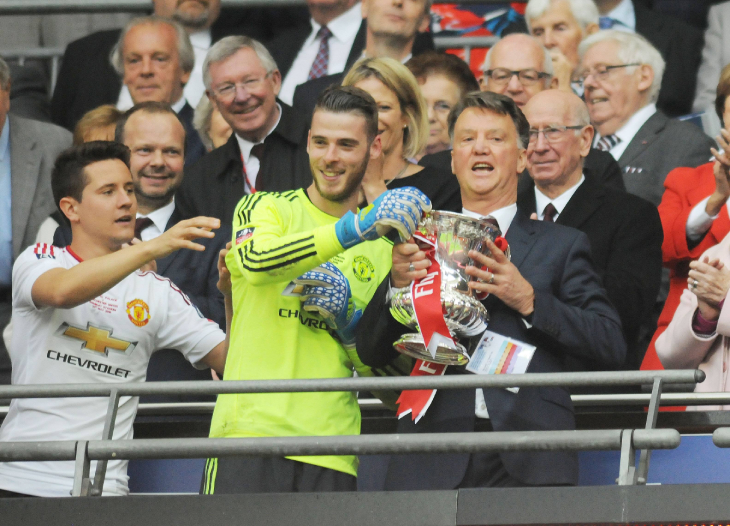 Ван Гал празднует победу в Кубке Англии