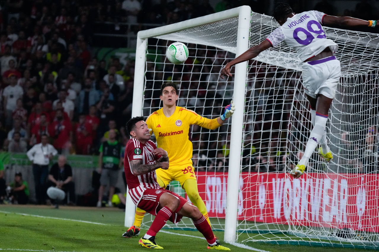 Фрагмент матча Олимпиакос — Фиорентина