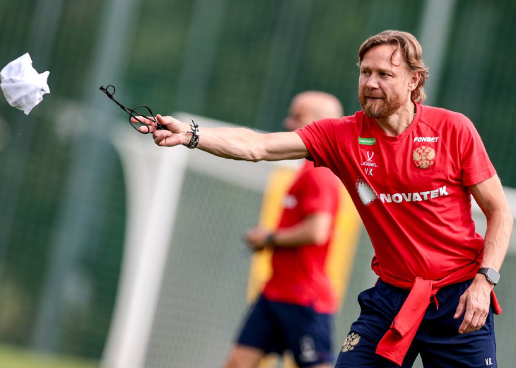 Валерий Карпин на тренировке сборной России