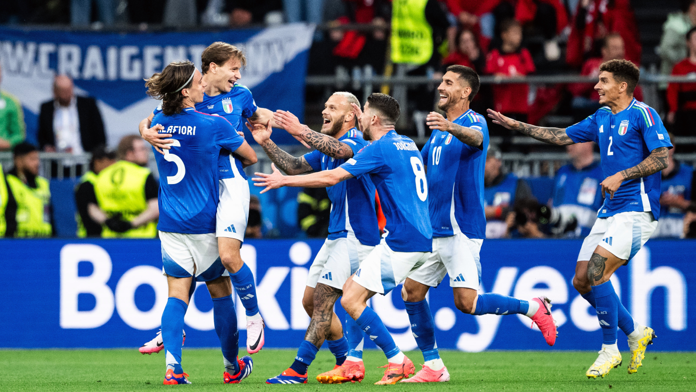 Итальянцы поздравляют Бареллу со вторым голом