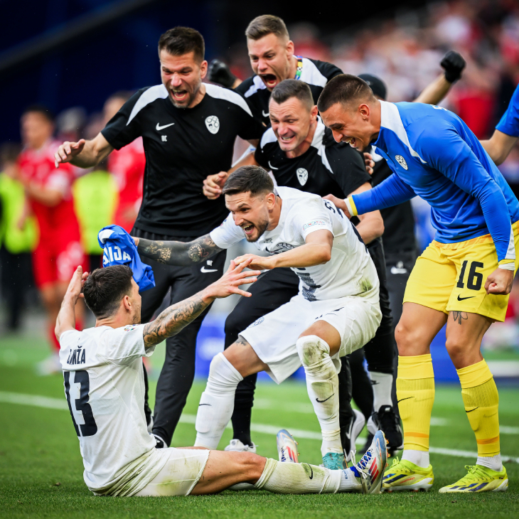 Эрик Янжа празднует гол