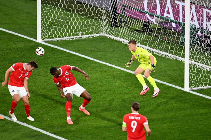 Вебер забивает в свои ворота