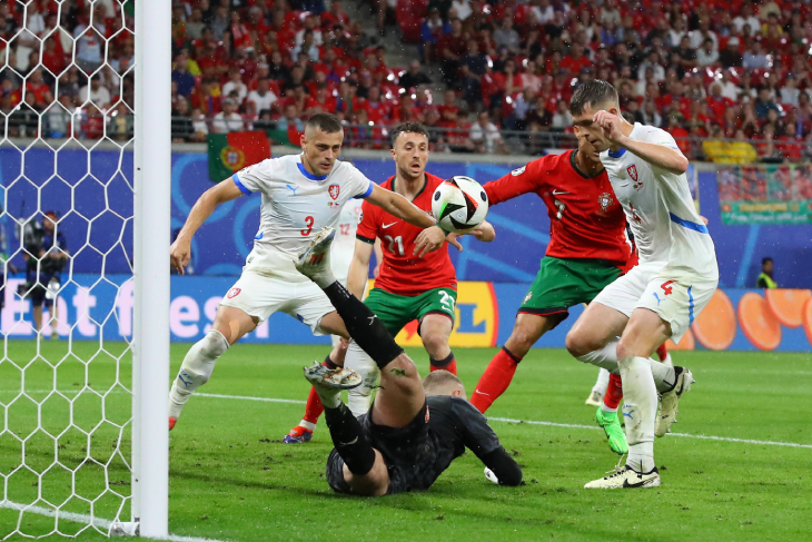 Робин Гранач забивает в свои ворота