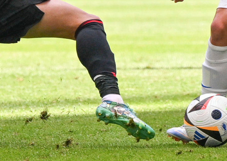 Бутсы Ясира Асани в стиле Супер Марио