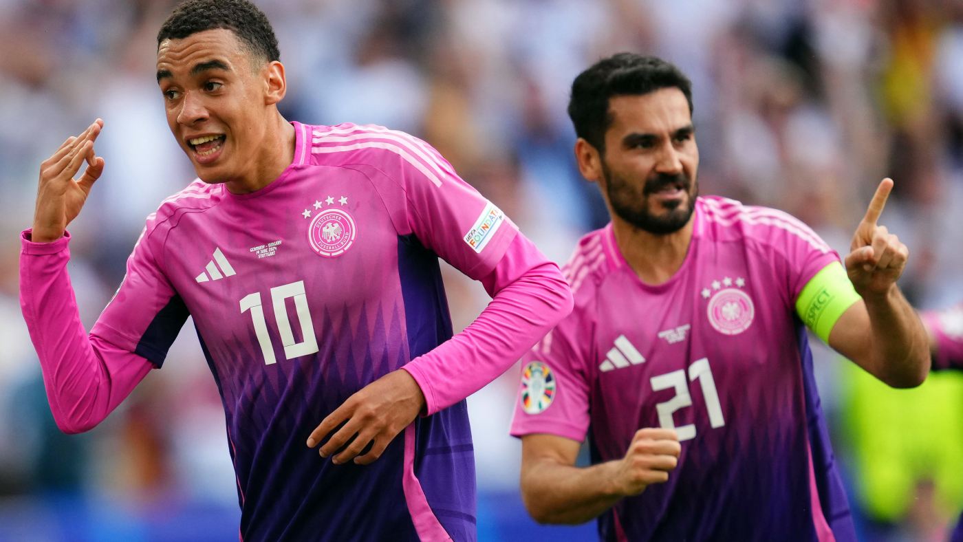 Гюндоган празднует гол