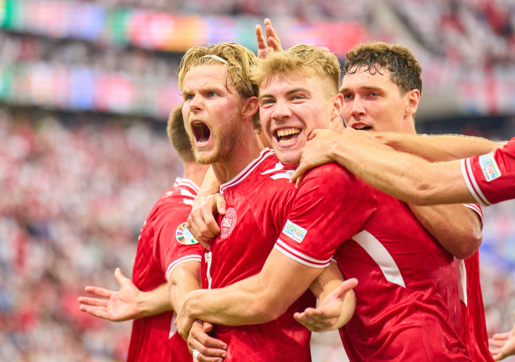 Мортен Юльманн празднует гол