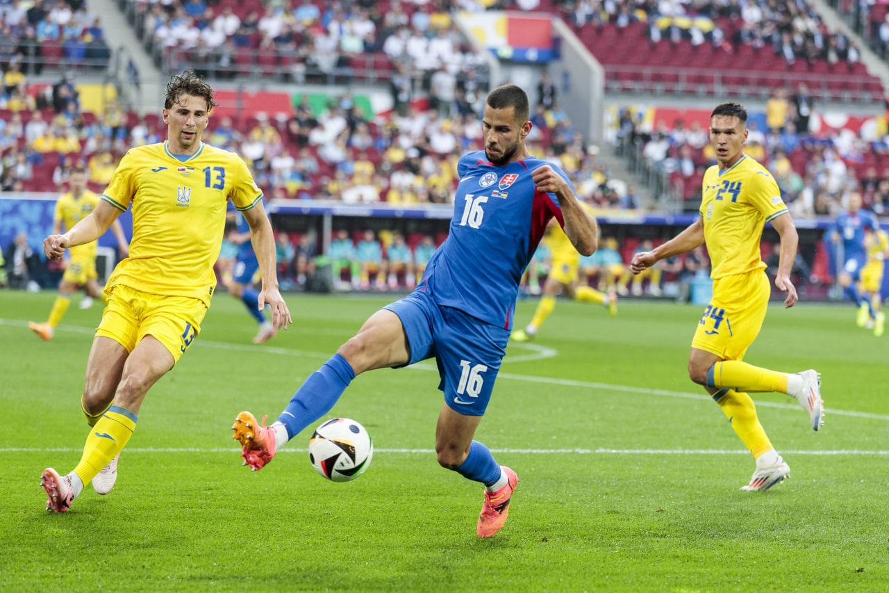 Фрагмент матча Словакия — Украина