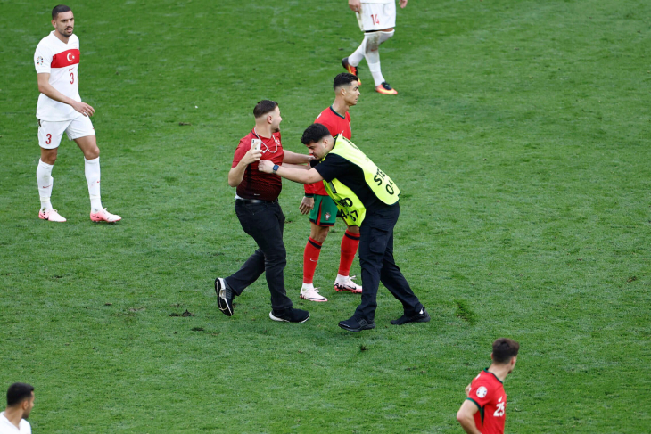 Роналду не рад общению с поклонниками