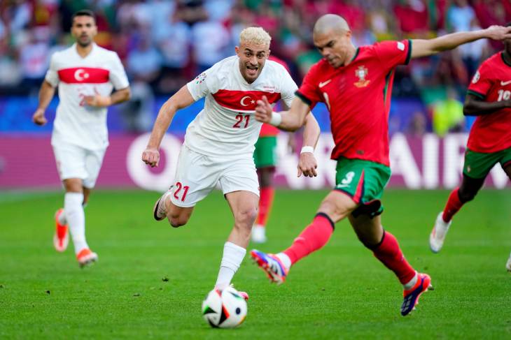 Пепе в матче с Турцией