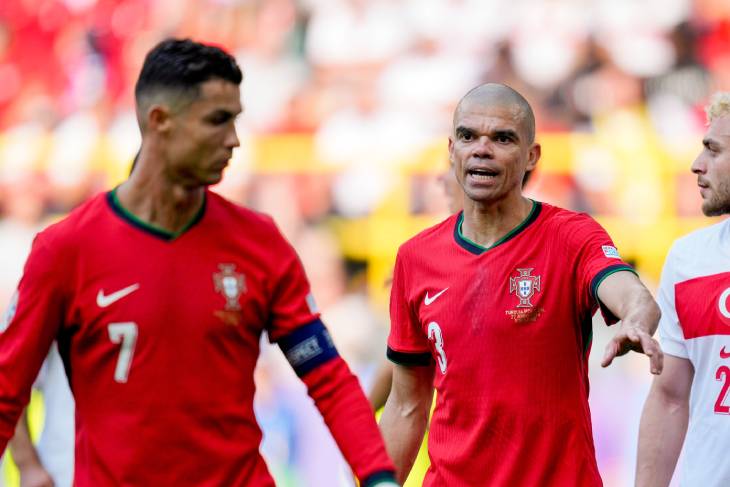 Пепе в матче с Турцией