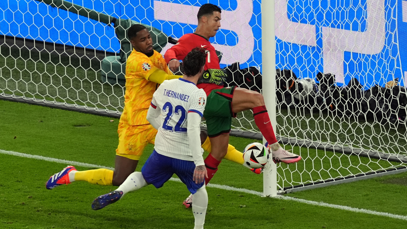 Роналду пытается забить пяткой во втором тайме