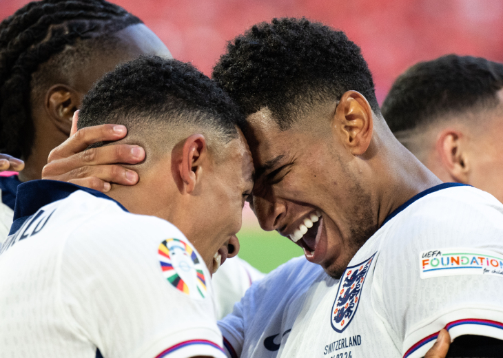 Сборная Англии радуется победе 