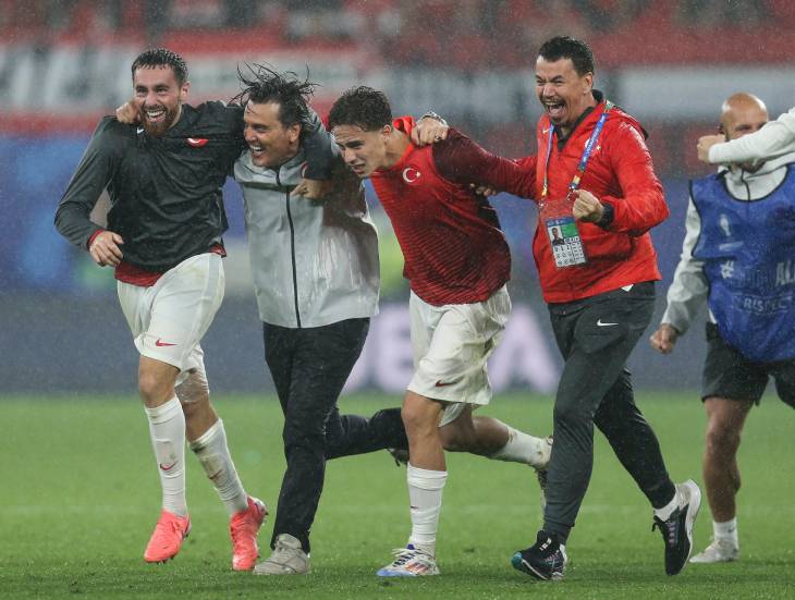 Сборная Турции празднует победу над Австрией