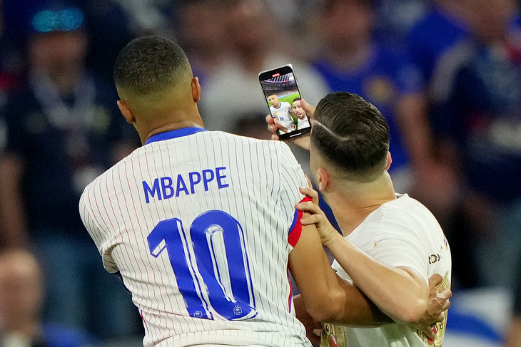 Мбаппе с фанатом