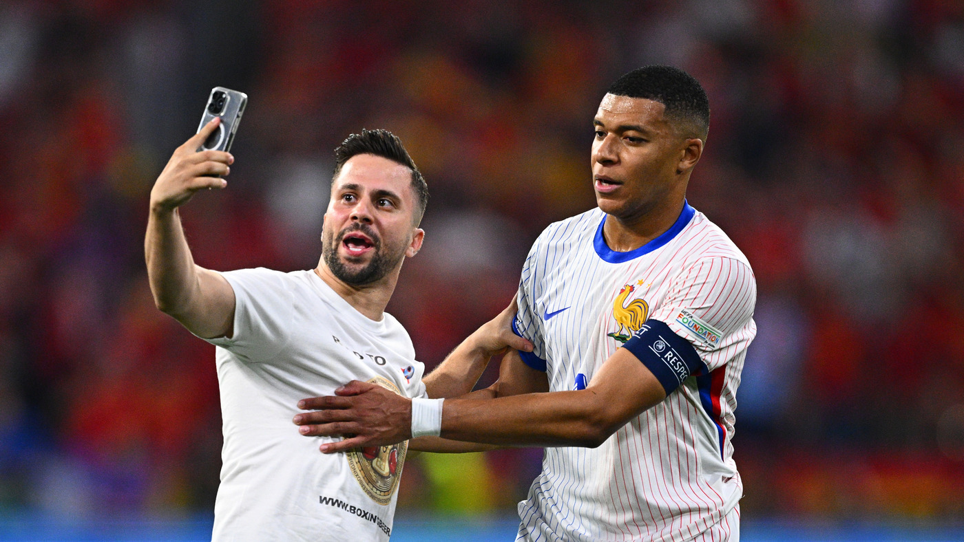 Отчаянный болельщик делает селфи с Килианом Мбаппе во время матча Франции против Испании