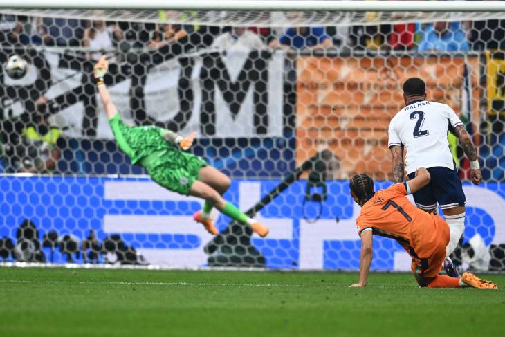 Хави Симонс забивает