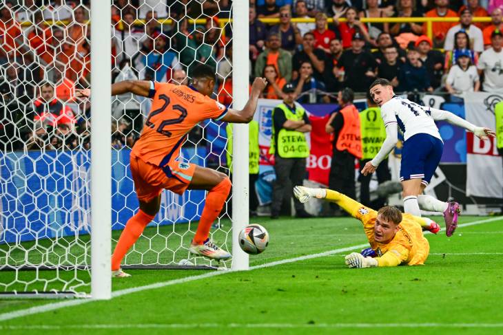 Дюмфрис спасает