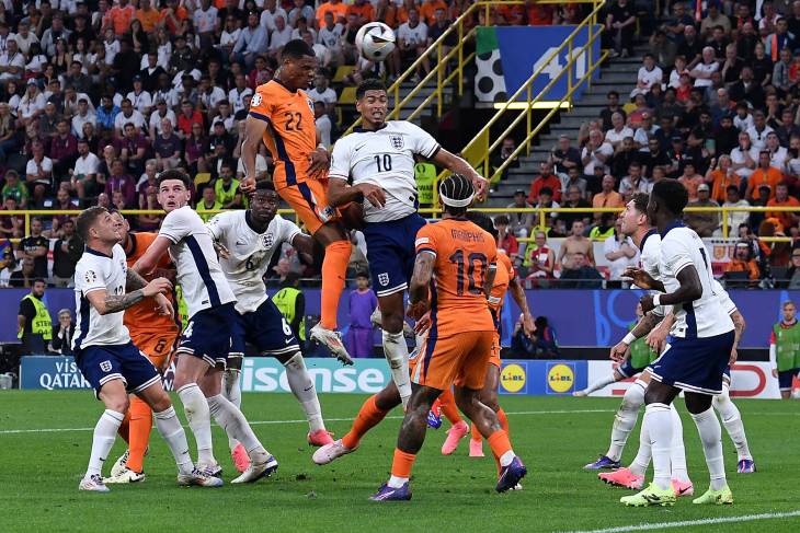 Дюмфрис бьет