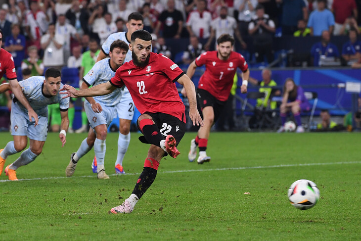 Жорж Микаутадзе забивает один из мячей
