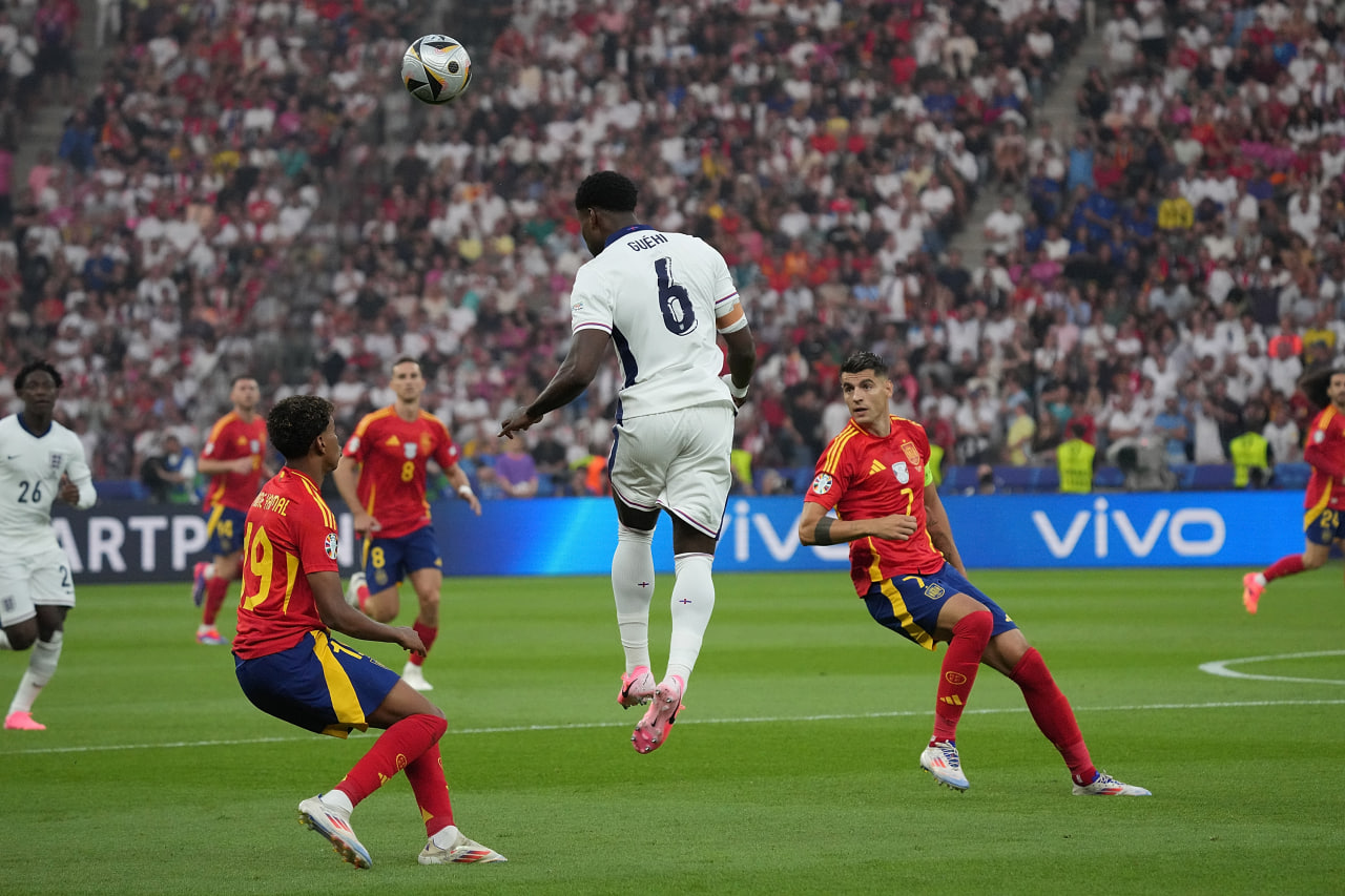 Фрагмент матча Испания — Англия