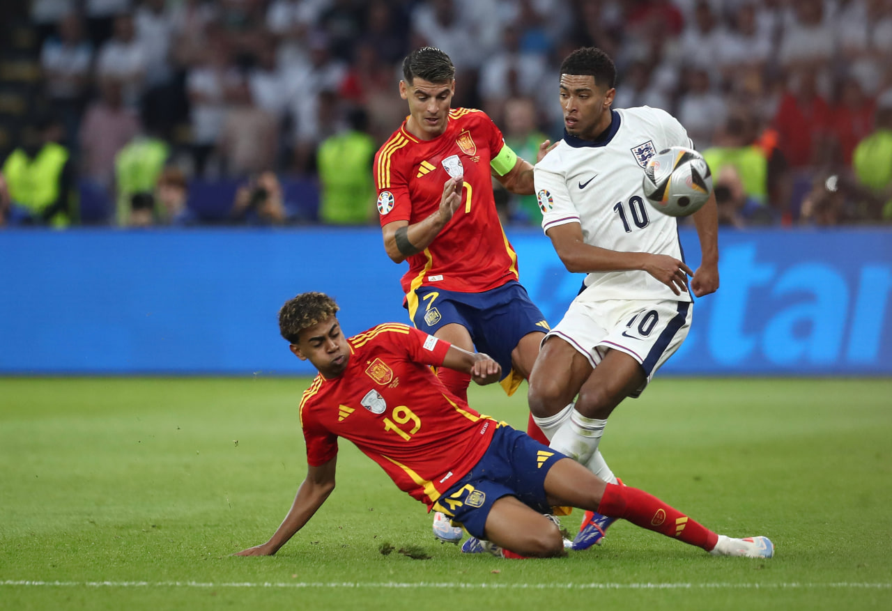 Фрагмент матча Испания — Англия