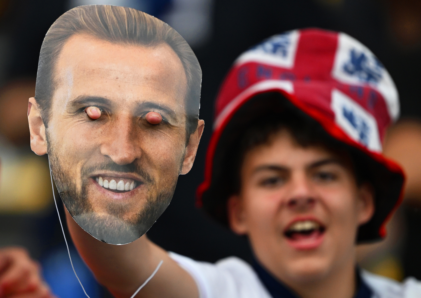 Болельщик сборной Англии и маска с изображением Харри Кейна