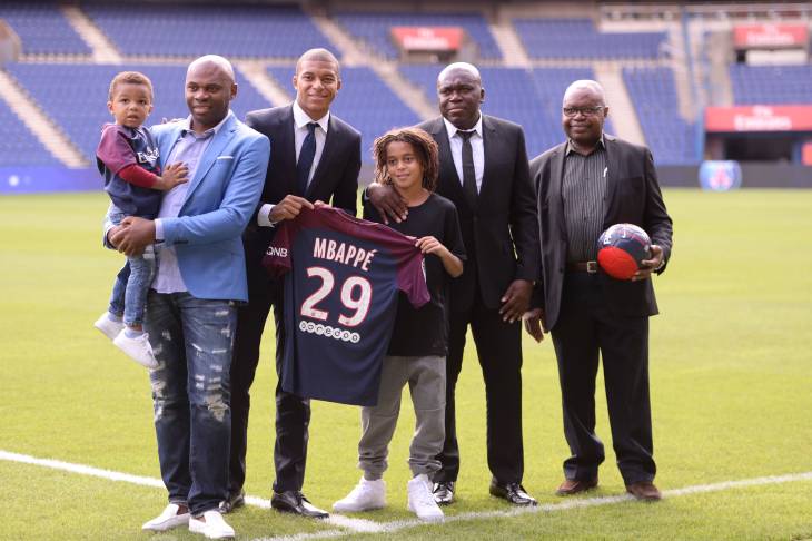 Мбаппе с семьей на презентации в ПСЖ