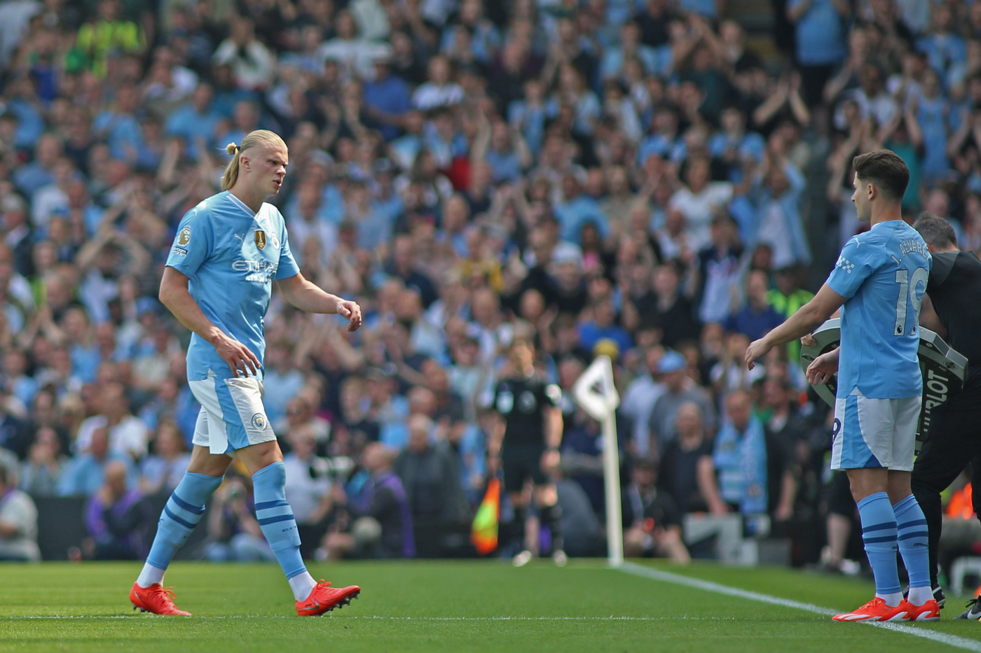 Хулиан Альварес выходит на замену вместо Эрлинга Холанна