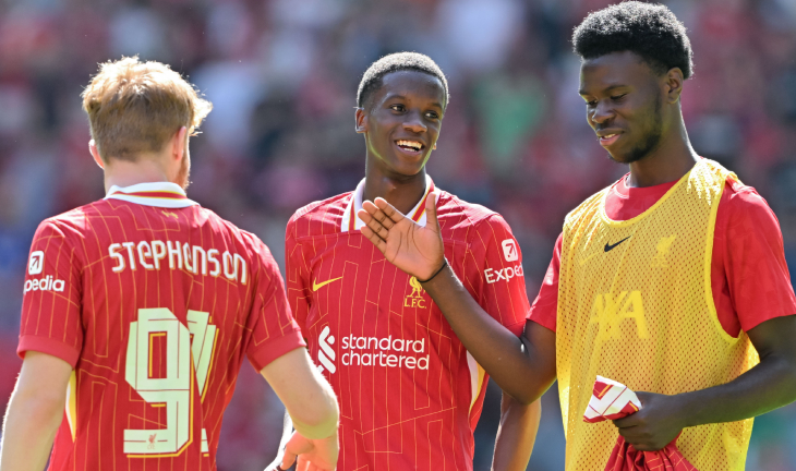 Трей Ньони (в центре)