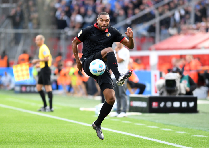 Джонатан Та