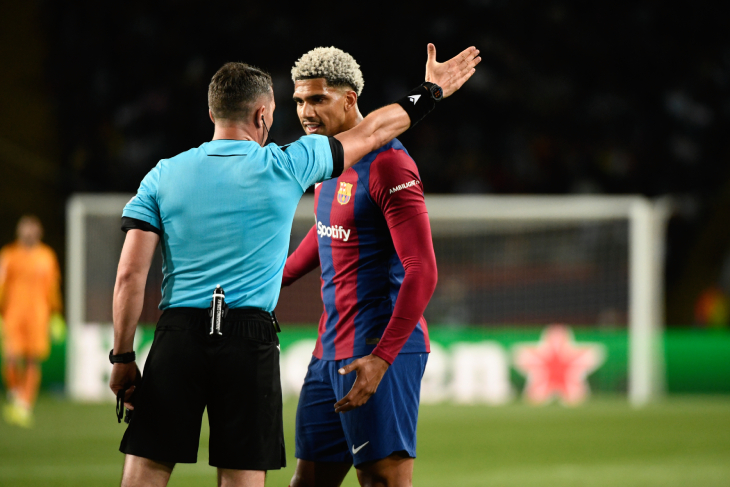 Рональд Араухо в матче с ПСЖ