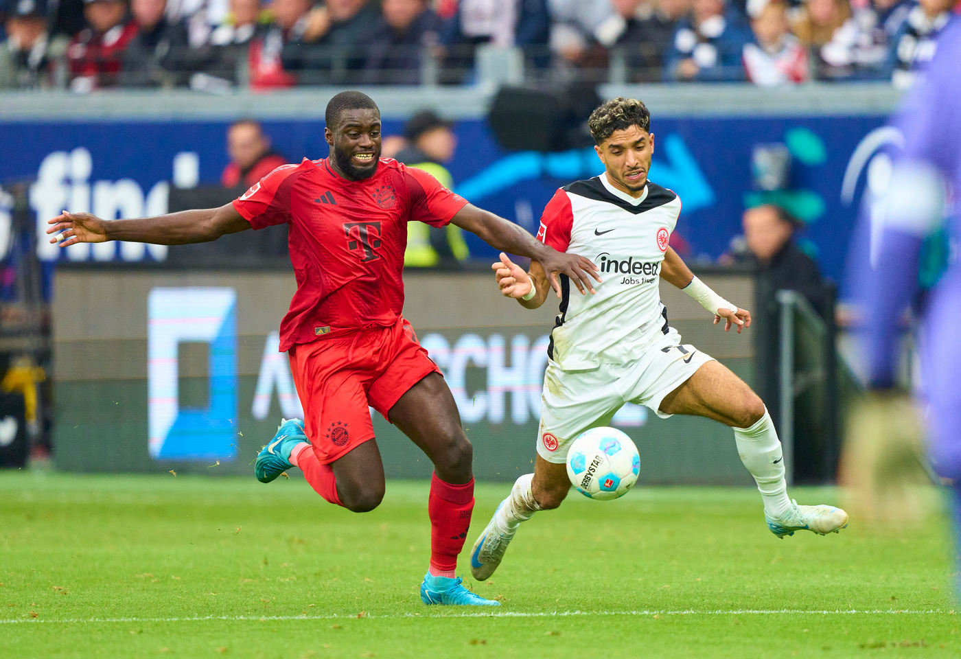 Дайот Упамекано пытается остановить Омара Мармуша