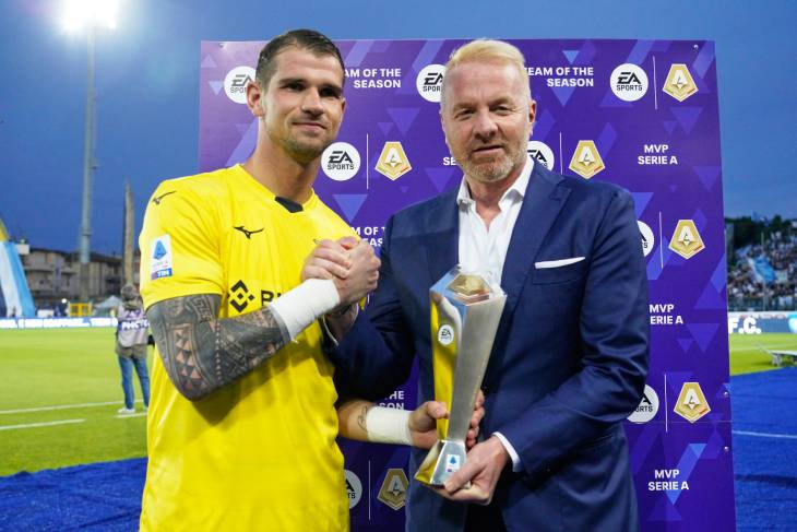 Игли Таре (справа)