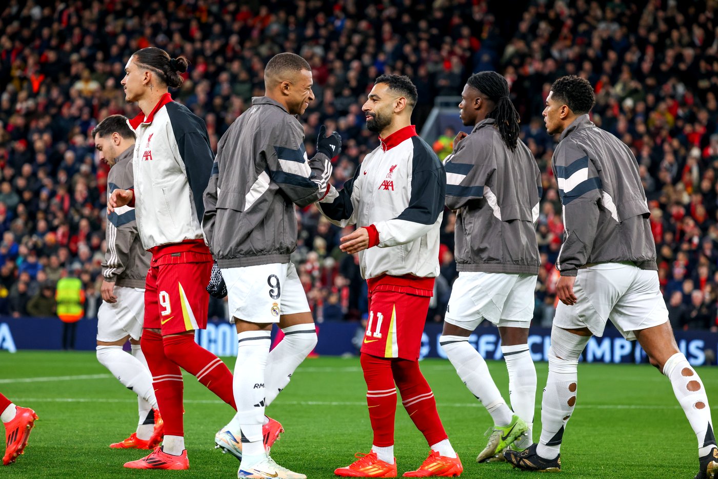 Килиан Мбаппе и Мохамед Салах перед матчем Лиги чемпионов 