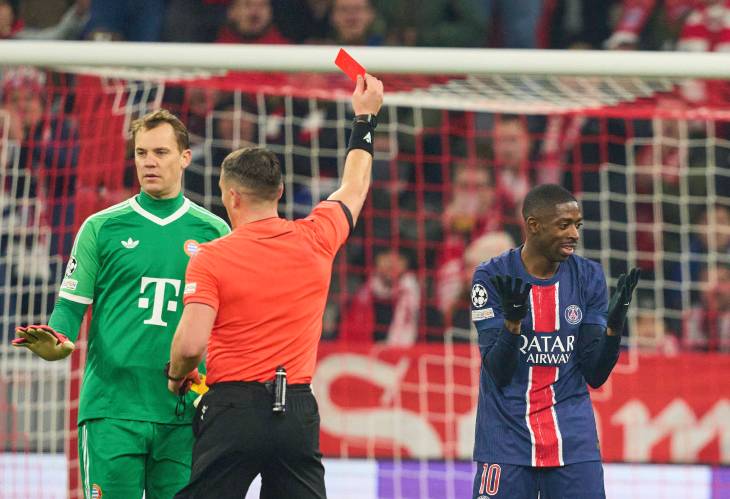 Усман Дембеле получает красную карточку