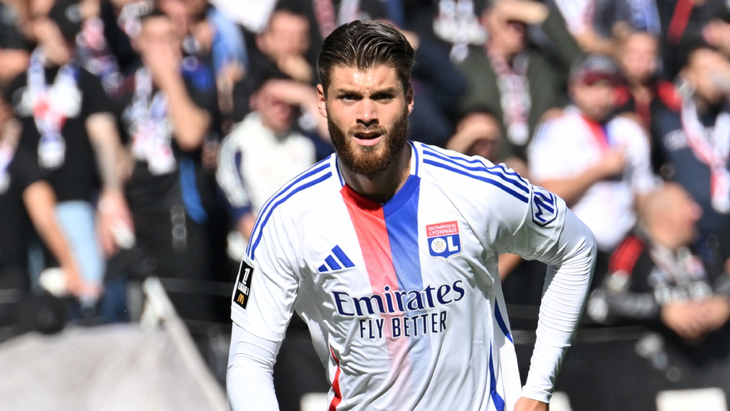 Дуже Чалета-Цар — игрок «Лиона»