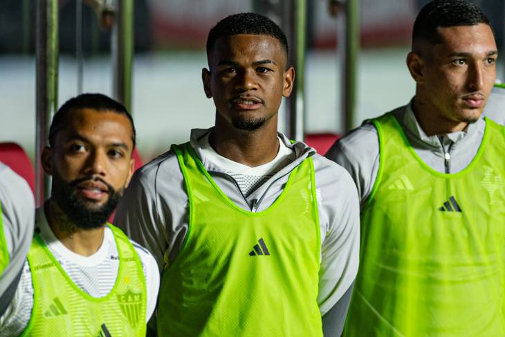 Алиссон (по центру)