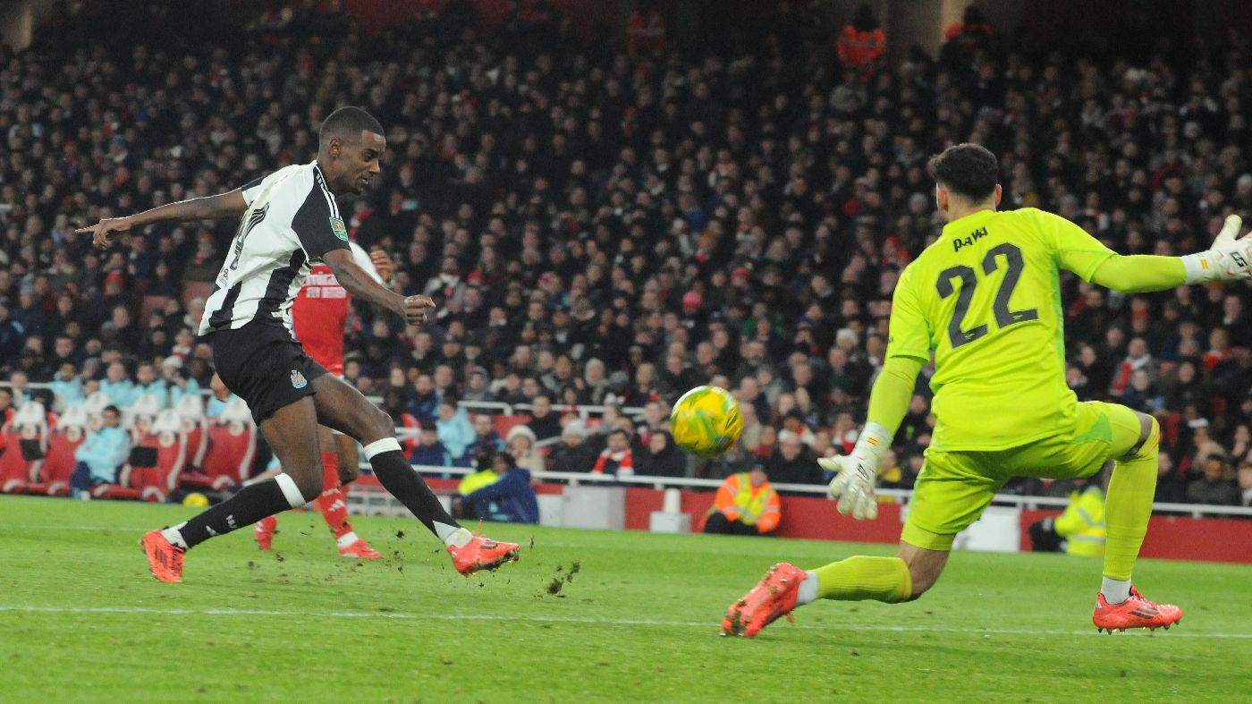 Александр Исак в матче против «Арсенала»